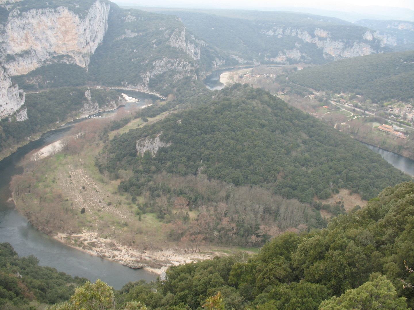 Die Schleife der Ardèche zu Füßen des Aussichtspunkts