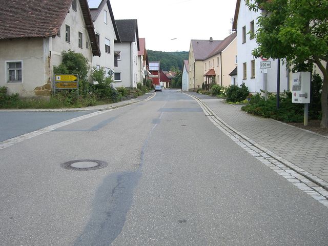 Westauffahrt von Drosendorf: Die Ortsdurchfahrt, links ginge es nach Drügendorf.