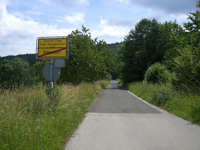 Westanfahrt von Drügendorf Variante Süd:  ...und das Ortsende wird erreicht. 