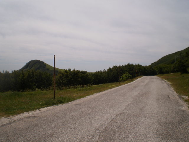 Nordanfahrt: Flach an der Ostseite des Nerone-Gipfels entlang.