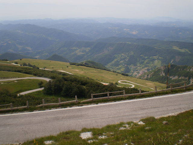 Blick auf die Serpentinen der Südwestanfahrt über Serravalle di Carda.