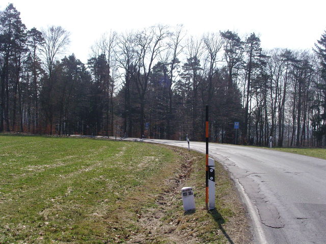 Hochpunkt an der Einfahrt zum Wanderparkplatz (hier links).