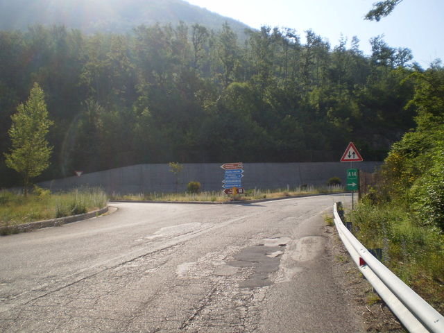 Südwestanfahrt: Rechts die Hauptstraße direkt ins Valle del Tronto, links die Straße zur Forca Canapine.