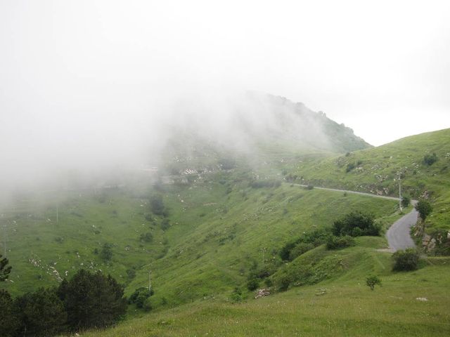 Passo del Conio mit tiefhängenden Wolken - besonders über die Mittagszeit. Die Straße rechts ist die Abfahrt zum Colla d'Oggia.