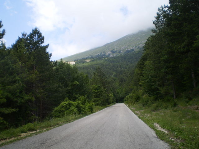 Südostanfahrt: Die oberen Berghänge der Monti Sibillini rücken näher.