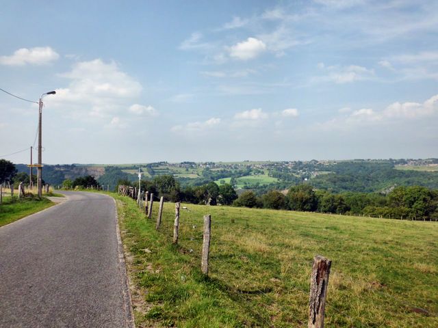 hübsche Aussicht zum Tal der Amblève und die Hügel mit den Orten Rouvreux und Florzé auf der anderen Seite
