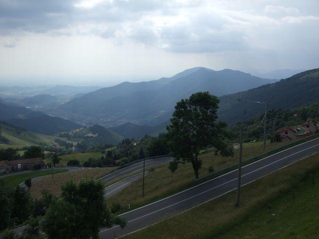 Die letzten Serpentinen mit Blick ins Tal der kleinen Stuten (Valle Cavallina).