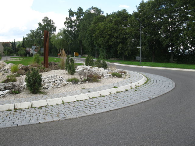 Kreisverkehr am Ortseingang von Dottingen.