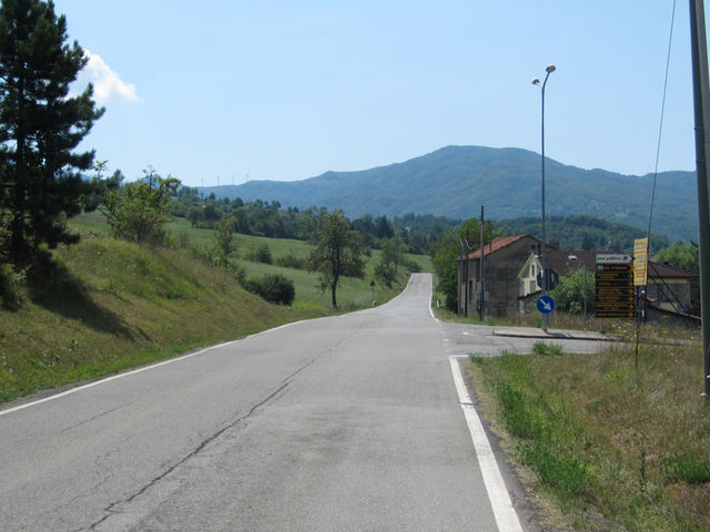 Strasse im Tal mit Blick zum Pass (Links im Hintergrund die Windräder)