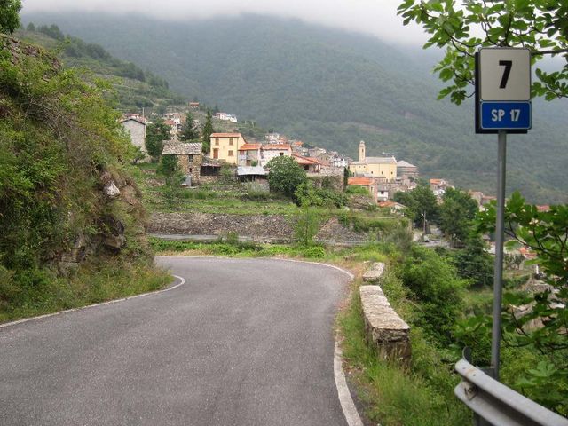Blick auf Rezzo und die Straße SP17 durch das Tal