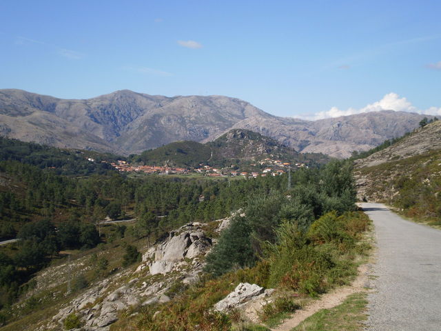 Südwestanfahrt: Blick zurück auf Campo do Gerês mit der Serra  Amarela dahinter.
