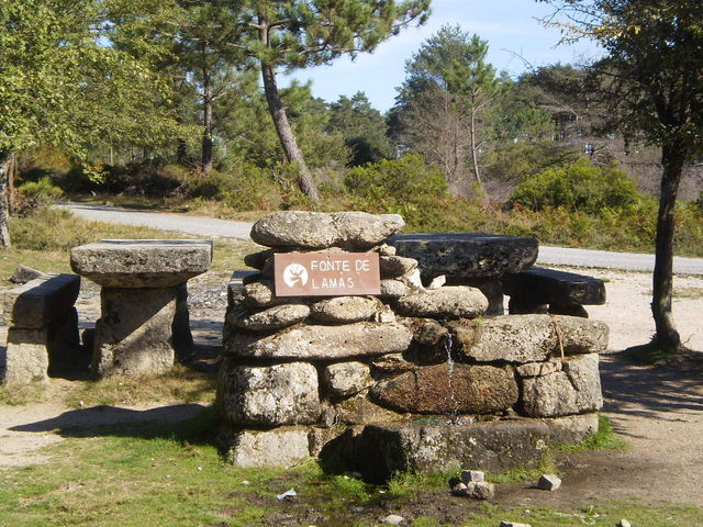 Südwestanfahrt: Die Fonte de Lamas. Der Weg dahinter führt u.a. zum Miradouro de Boneca.