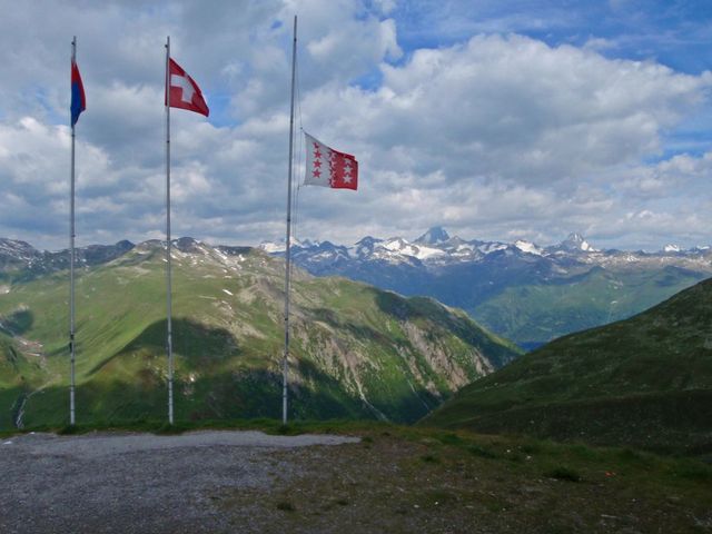 Nufenen Passhöhe, Blick in die majestätischen Berner Alpen