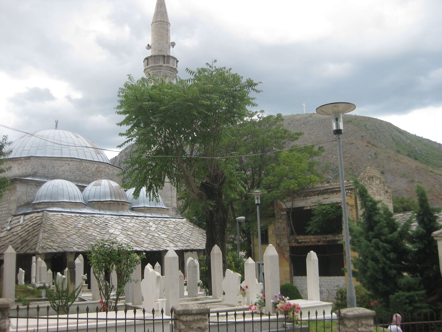 Moschee in Mostar, der Hum ganz hinten