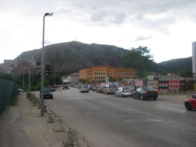 Die frühere Frontlinie, weiter hinten das restaurierte Gymnasium Mostar, im Hintergrund der Hum