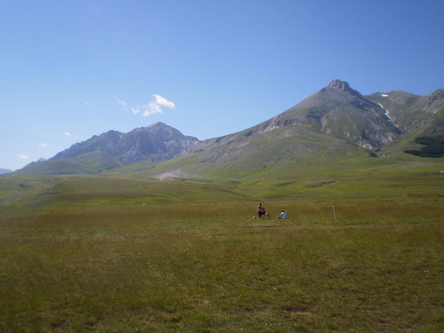 Der Ostteil des Campo Imperatore mit dem Monte Camicia vorne und dem Monte Prena dahinter.