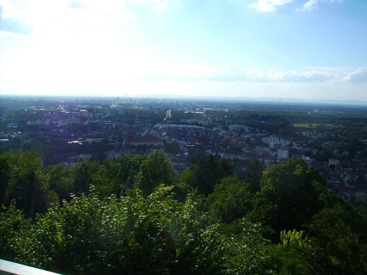 Blick von der Aussichtsplattform über Karlsruhe.
