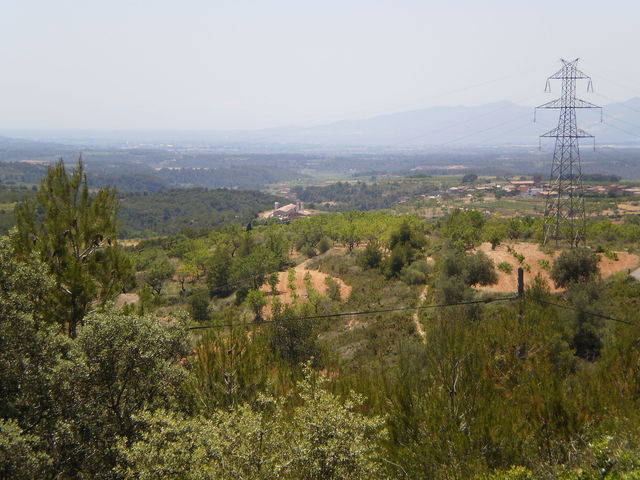 Südwestanfahrt: Blick über den Alt Camp zu den Muntanyes de Prades. Halb vom Strommast verdeckt ist Les Pobles.
