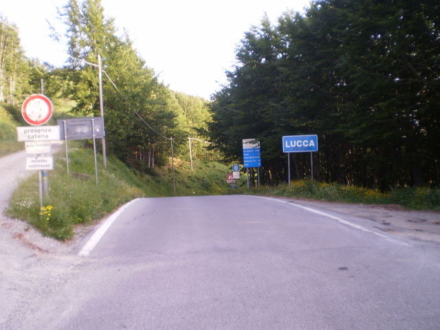 Die Paßhöhe ist unspektakulär. Links geht die Piste weg, die an der Alpe di San Pellegrino vorbei nach Barga abfällt.