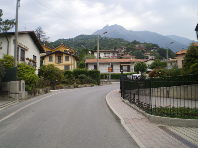 In Loveno. Im Hintergrund der Monte Grona.