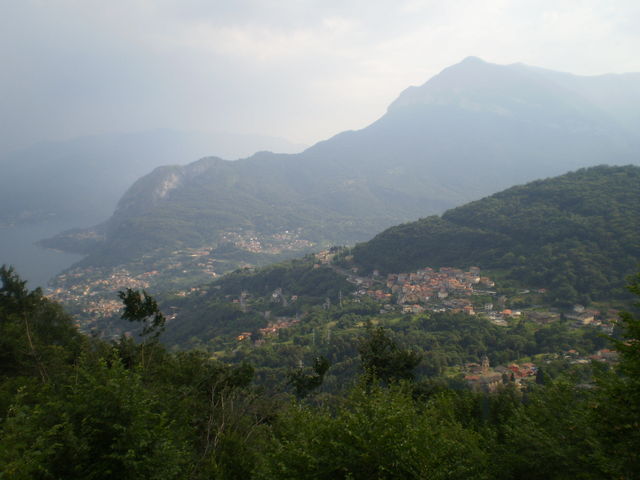 Blick vom Santuario auf Plesio und Menaggio.