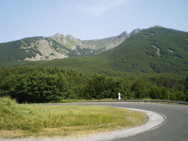 Serpentine am Cerreto mit dem Bergkessel der Nordseite des Monte La Nuda im Hintergrund.