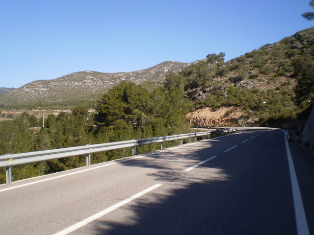 Südanfahrt: Im Hintergrund die Serra de Montmell.