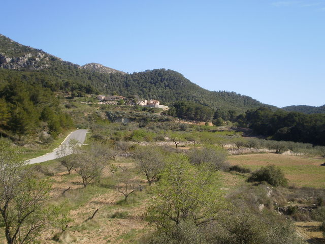 Südanfahrt: Hinter Juncosa de Montmell landwirtschaftlich geprägte Landschaft.