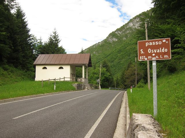Passo San Osvaldo, Passschild Ostseite, im Hintergrund die namengebende Kapelle