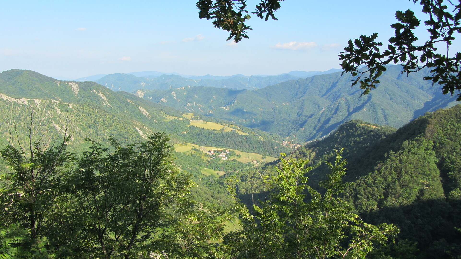 Blick nach Osten von der Paßhöhe aus. Im Tal sieht man Corniolo.