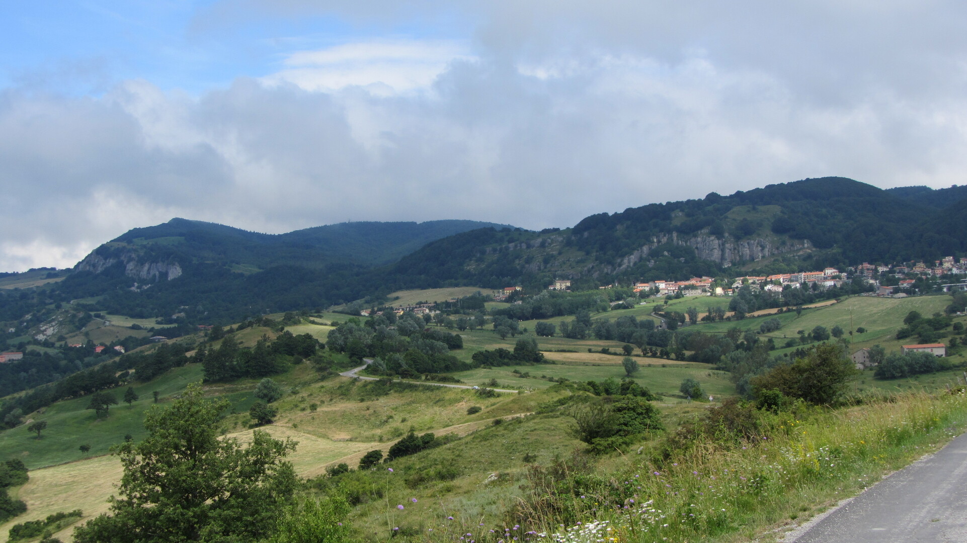 Südanfahrt: Blick auf den Monte Fumaiolo.