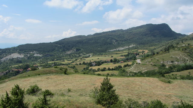 Westseite: Blick in Richtung Monte Penna (Chiusi della Verna liegt links hinter der Kuppe, im Wald versteckt ist das Santuario della Verna).