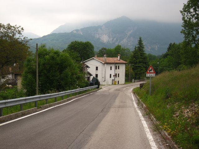 Auf kleiner Straße Richtung Tramomti Piani.