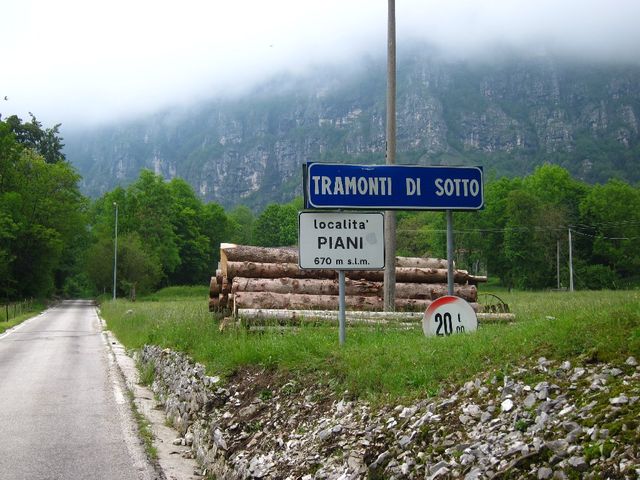 Hochpunkt in Tramomti di Sotto, Piani, unter einer Felswand