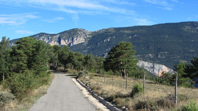 Südanfahrt: Der Bergkamm gehört schon zum Gebiet des Port del Comte.
