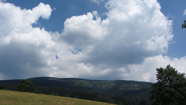 Berg mit Paraglider.