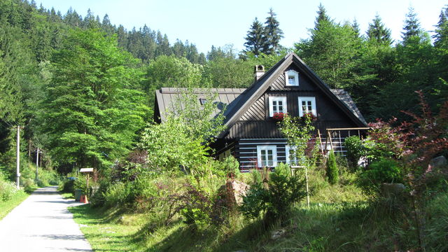 Südanfahrt: Letzte Häuser im Tal der &#268;istá .
