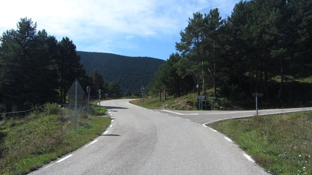 Südanfahrt: Rechts zum Coll de Fumanya, geradeaus zum Coll de Peguera.