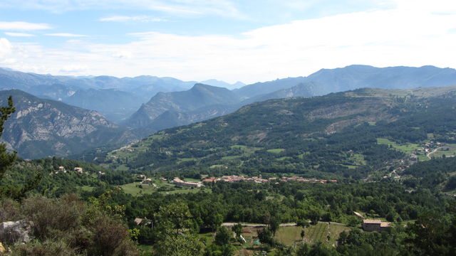 Ostanfahrt: Blick über Vallcebre ins Berguedà.