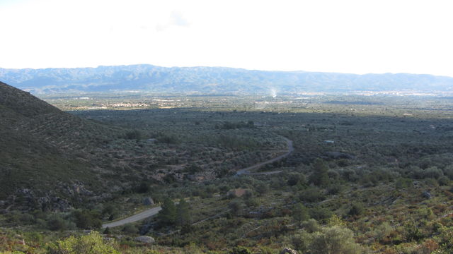 Blick auf das Ebrotal und die Serra del Boix dahinter.