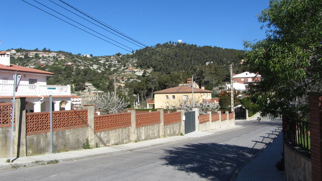 Von Vallirana: Blick auf den Gipfel an der Kreuzung Carrer País Basc mit Carrer Puig Bernat in der Siedlung Pla del Pèlec.
