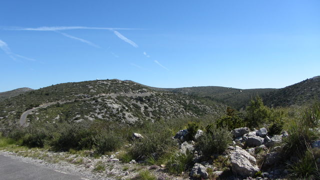Von Olivella: die Senke ist der Coll Saparet, dahinter der letzte halbe Kilometer bis zur Sackgasse. Hinter dem Bergrücken erkennt man die Kugel auf dem Puig Ginebró und rechts davon die Antennenanlage auf dem Rascler.
