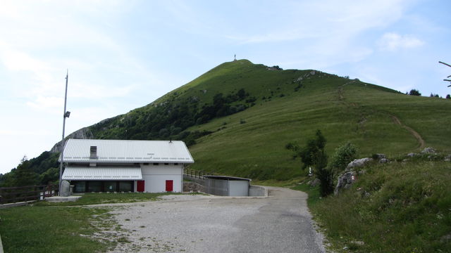 Die Berghütte und der Monte Cornizzolo.