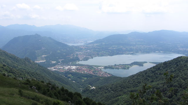 Der Lago di Arnone und der Monte Barro links. Im Hintergrund der Lago di Garlate. Zu erkennen ist auch das Valle dell'Oro und das Kloster San Pietro al Monte.