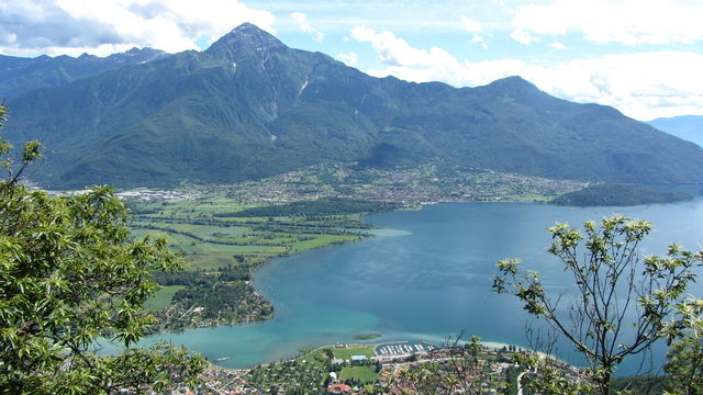 Blick auf das Nordende des Comer Sees mit dem Pian di Spagna und dem Monte Legnone.