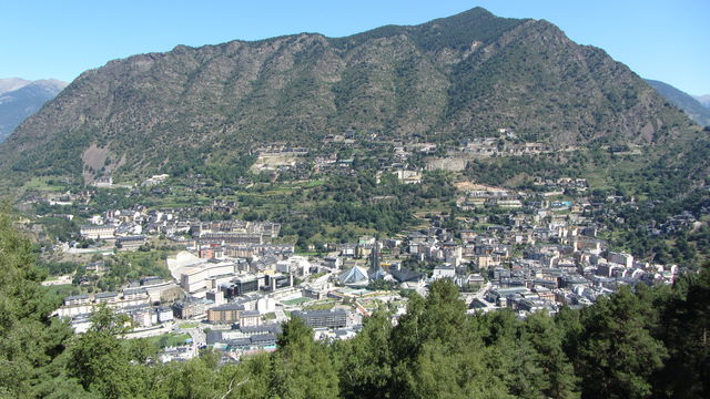 Nordseite: Am Hang Engany, das architektonische Wunderwerk der Pyrenäen. Mittendrin im Gewimmel die Therme von Andorra City.