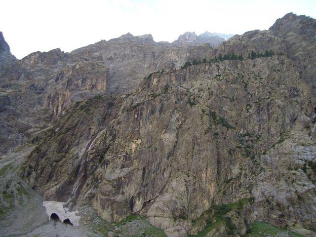 steile Felshänge zur linken