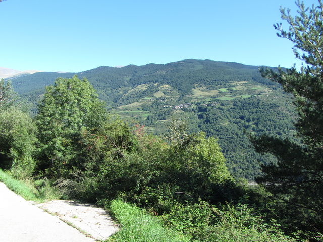 Nordwestanfahrt: Blick auf das Dorf Ventolà oberhalb der Nationalstraße zur Collada de Toses (ist rechts unten zu erkennen).