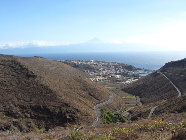 San Sebastián am Ende des Barranco Hondo, dahinter der Teide.