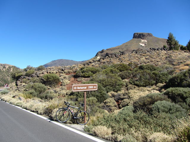 Oben. Rechts der El Sombrero, links der Pico Viejo des Teide.